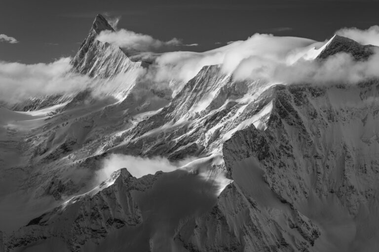 Finsteraarhorn - photo noir et blanc d'un glacier de montagne dans les Alpes Bernoises en Suisse