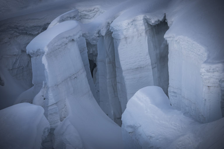 Glacier des Alpes Mont Blanc - Crevasses sur la voie normale du Glacier du Giétro (Cheilon) dans les alpes valaisannes de Crans MOntana en Suisse