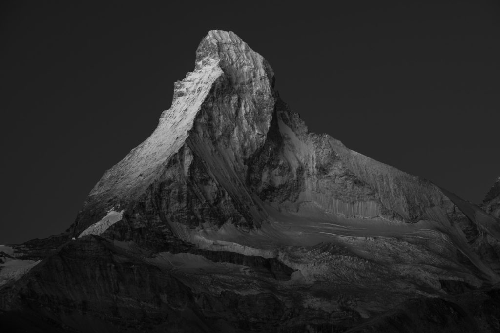 photo de montagne noir et blanc - photographie du Cervin - montagne enneigée