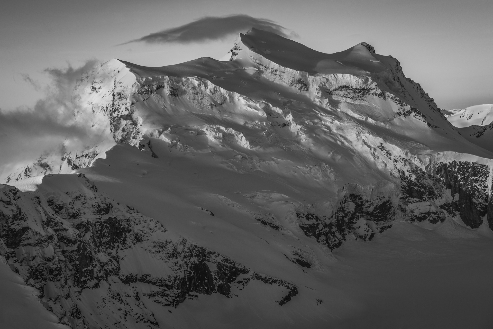 Bergfoto auf Verbier Schweiz val de bagnes - Bild von schneebedeckten Bergen in Schwarzweiß