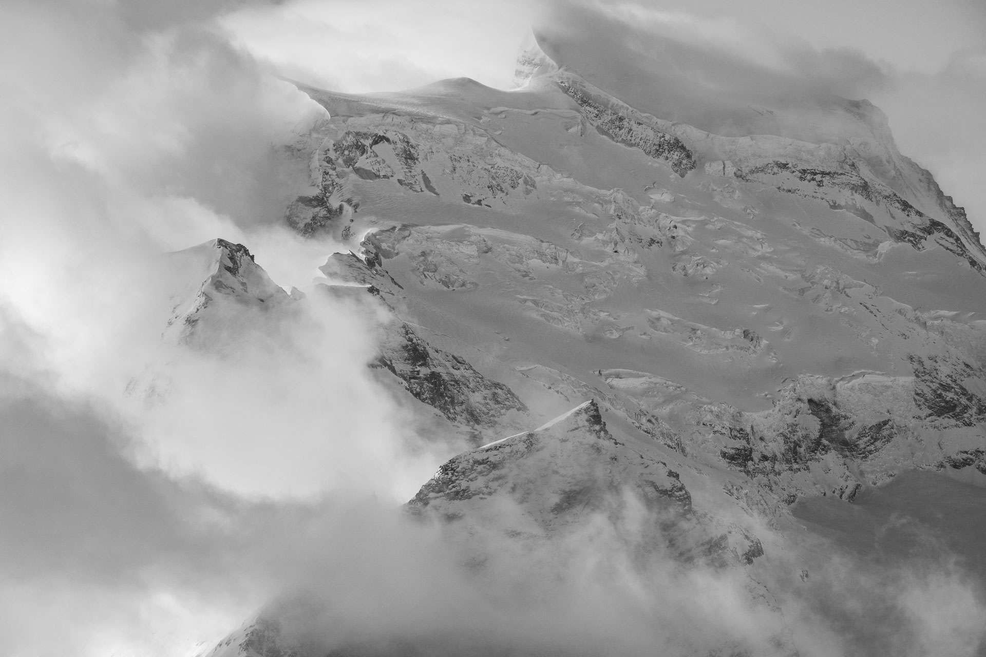 Grand Combin - massif des alpes suisses en noir et blanc