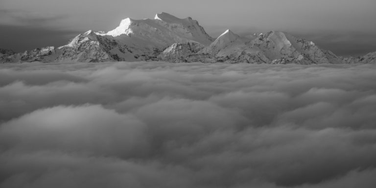panorama de montagne noir et blanc du Grand Combin - sommet de montagne