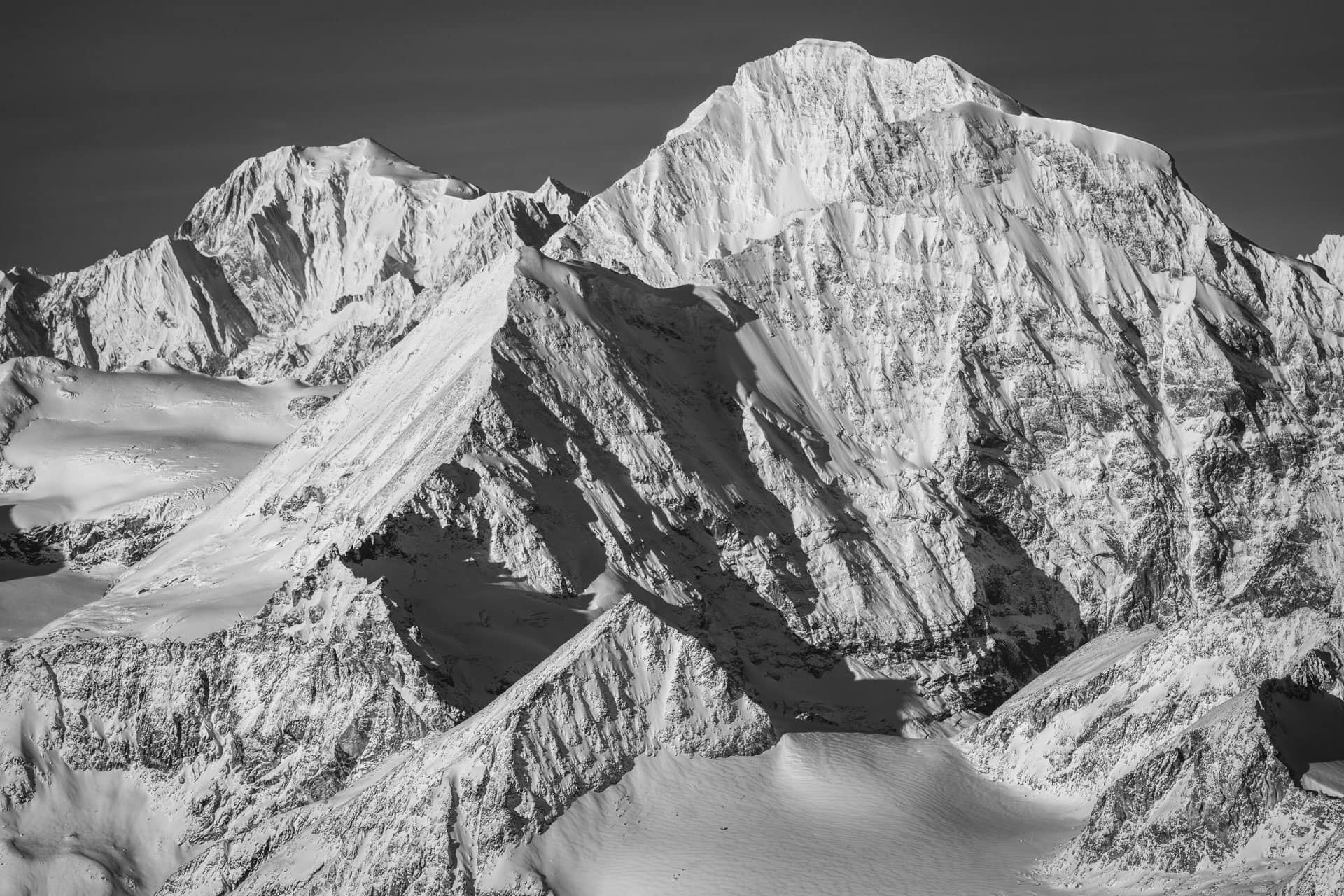 Grand Combin Himalaya- photo massif mont blanc noir et blanc après une tempête de neige en montagne