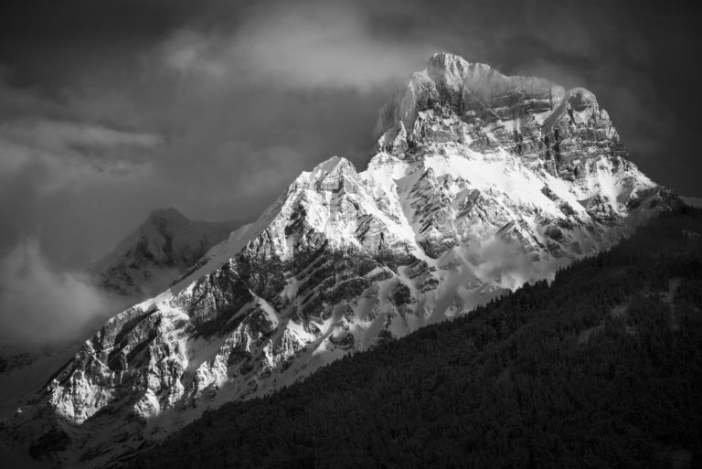 Grand Muveran dans une mer de nuages - photo interieur chalet montagne