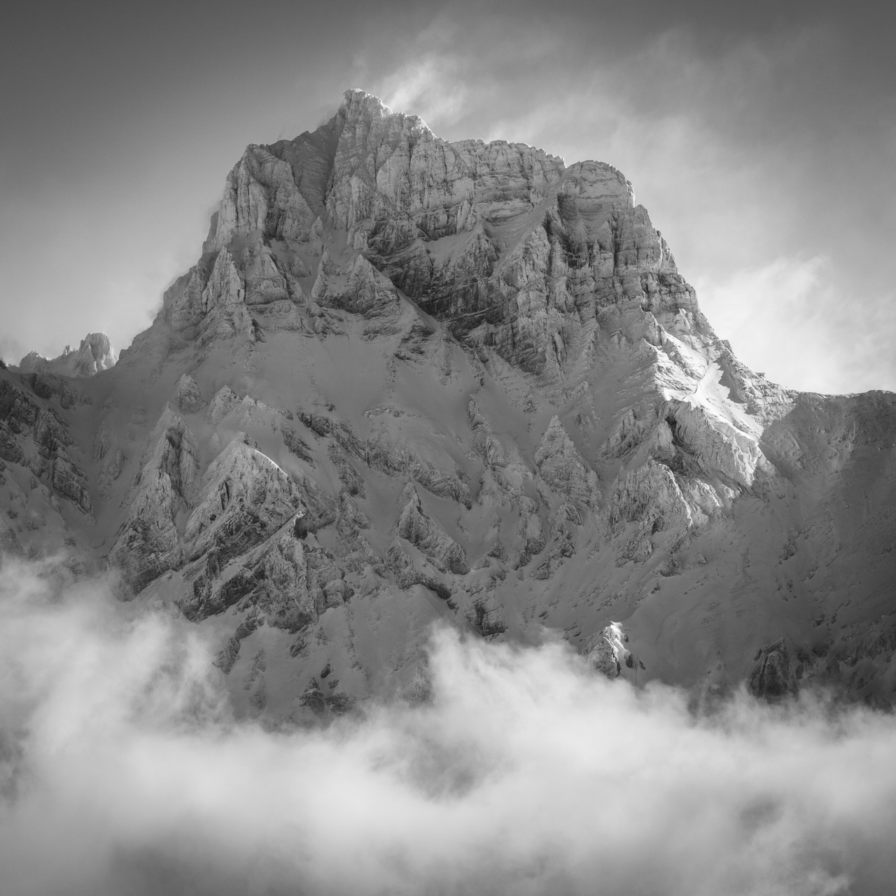 Grand Muveran - Image de montagne noir et blanc après une tempête de neige en hiver - Villars-sur-Ollon