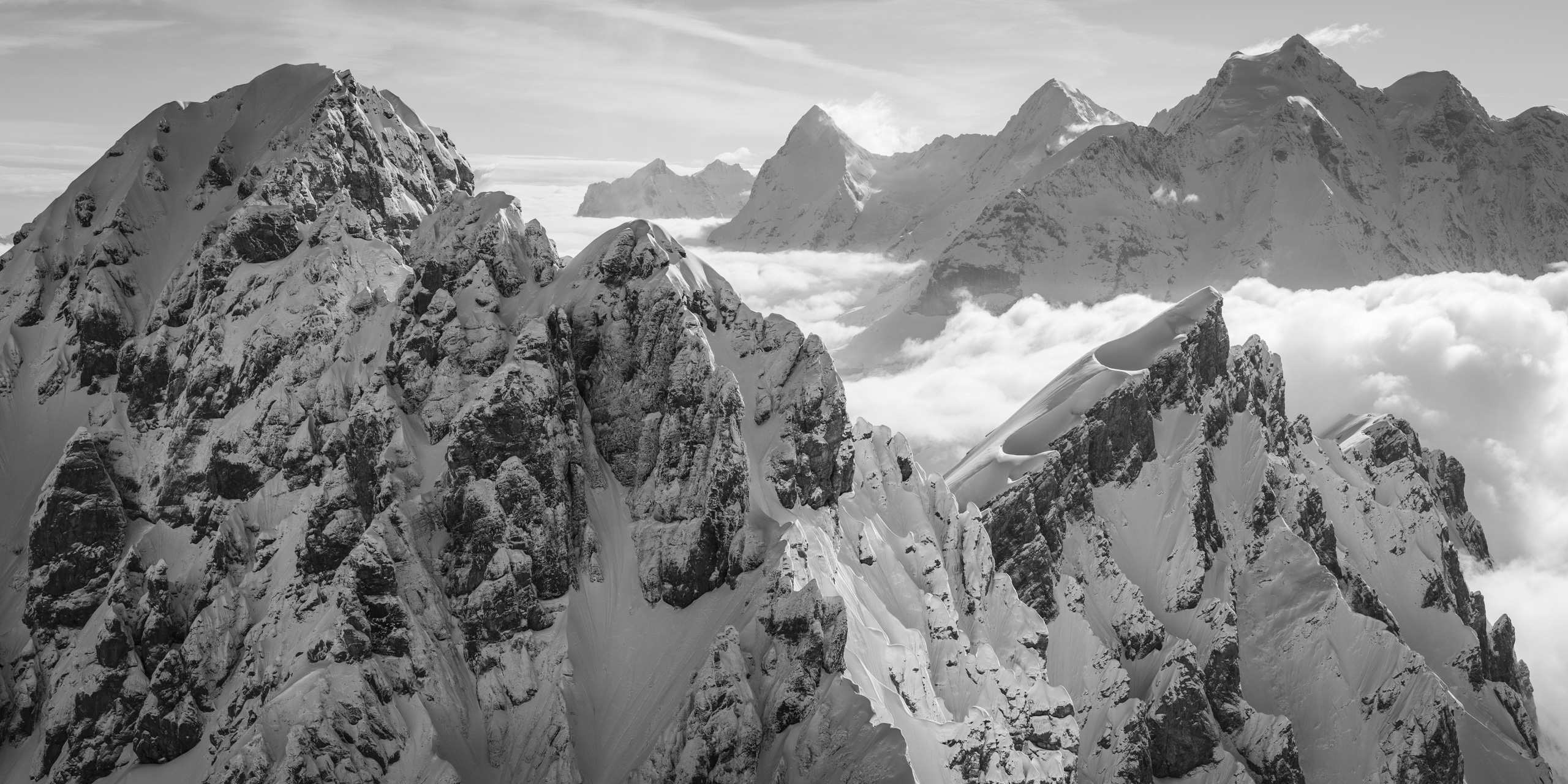 Foto der schneebedeckten Berge der Berner Alpen am Gspaltenhorn - Eiger - Monch - Jungfrau