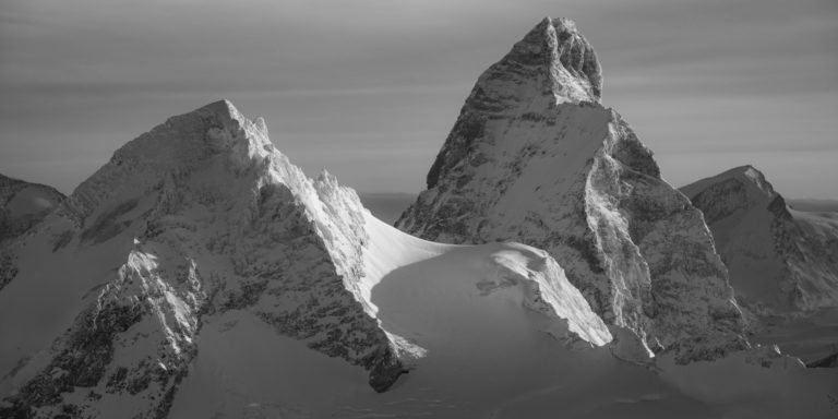 Panoramablick auf eine Schweizer Berglandschaft in Schwarz-Weiß Eringer - Matterhorn - Strahlhorn im Sonnenschein