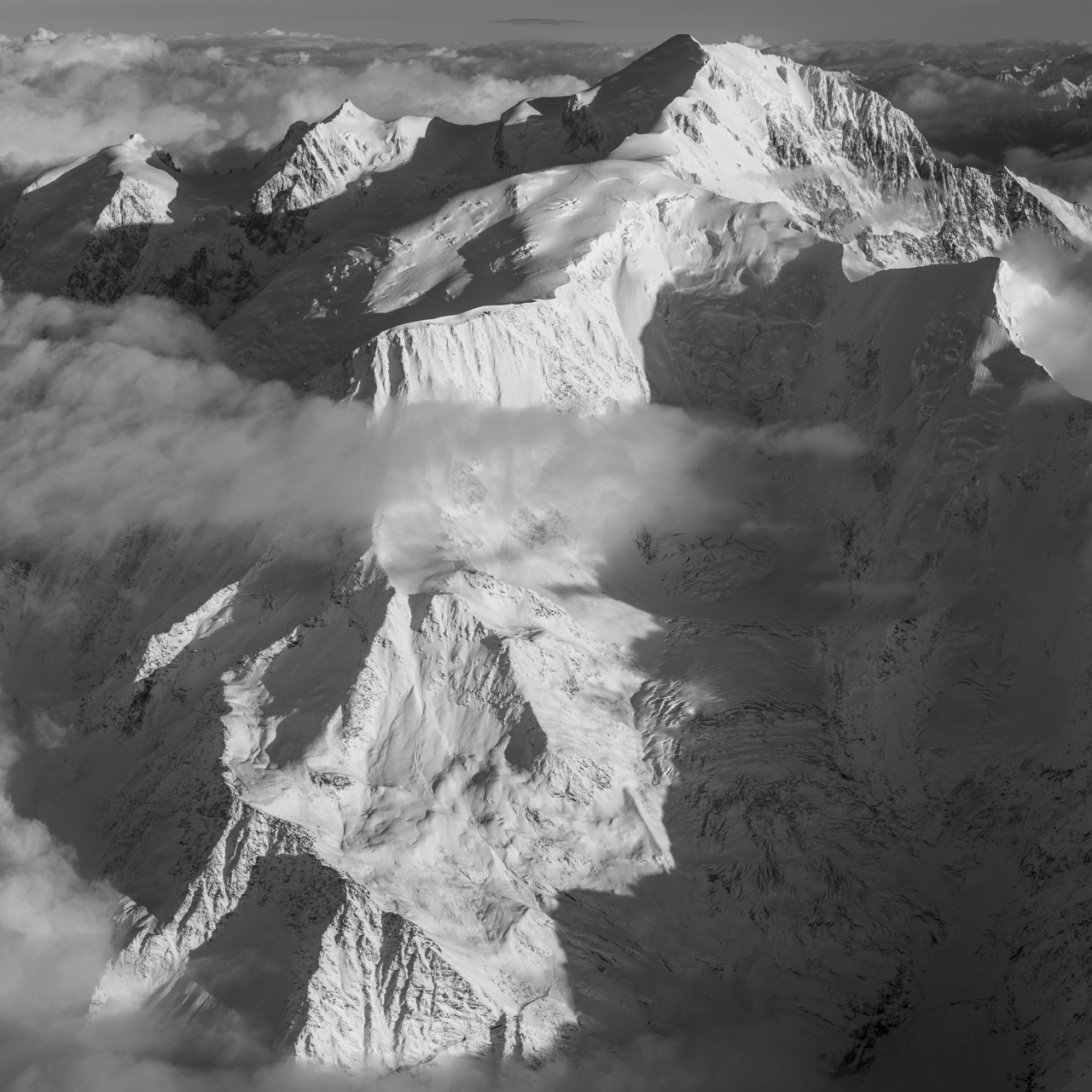 massif du mont blanc noir et blanc - glacier de bionnassay - voie normale mont blanc