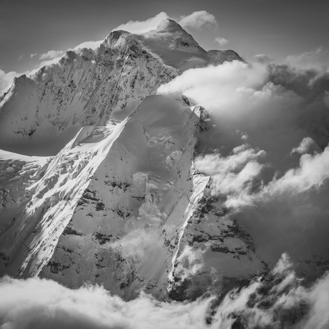Jungfrau Schweiz - der Berggipfel der Berner Alpen im Wolkennebel unter der Sonne