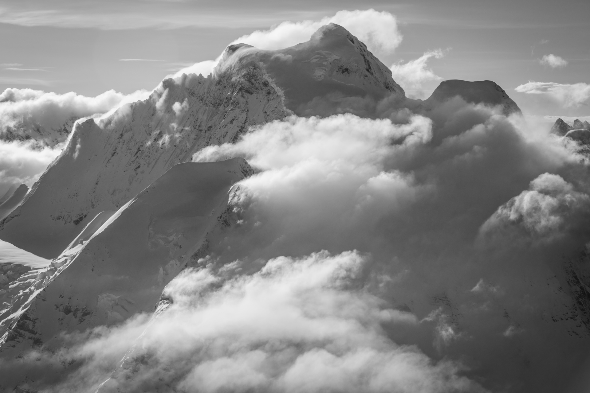 Jungfrau - Mer de nuages sur les sommets des montagnes suisses des Alpes en noir et blanc
