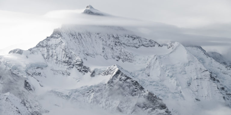 Jungfrau - Bild einer Berglandschaft - Schwarz-Weiß-Foto von Bergen zum Ausdrucken