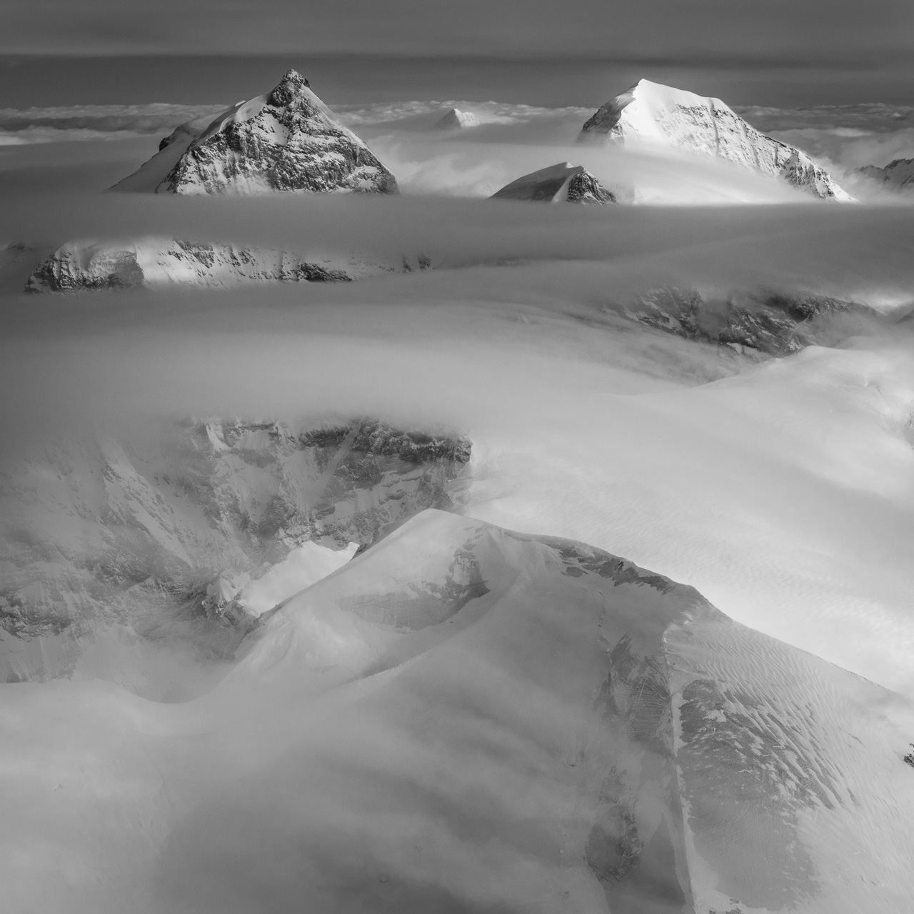 Jungfrau - Monch - Mer de nuage en noir et blanc au dessus des sommets des Alpes Suisses Bernoises