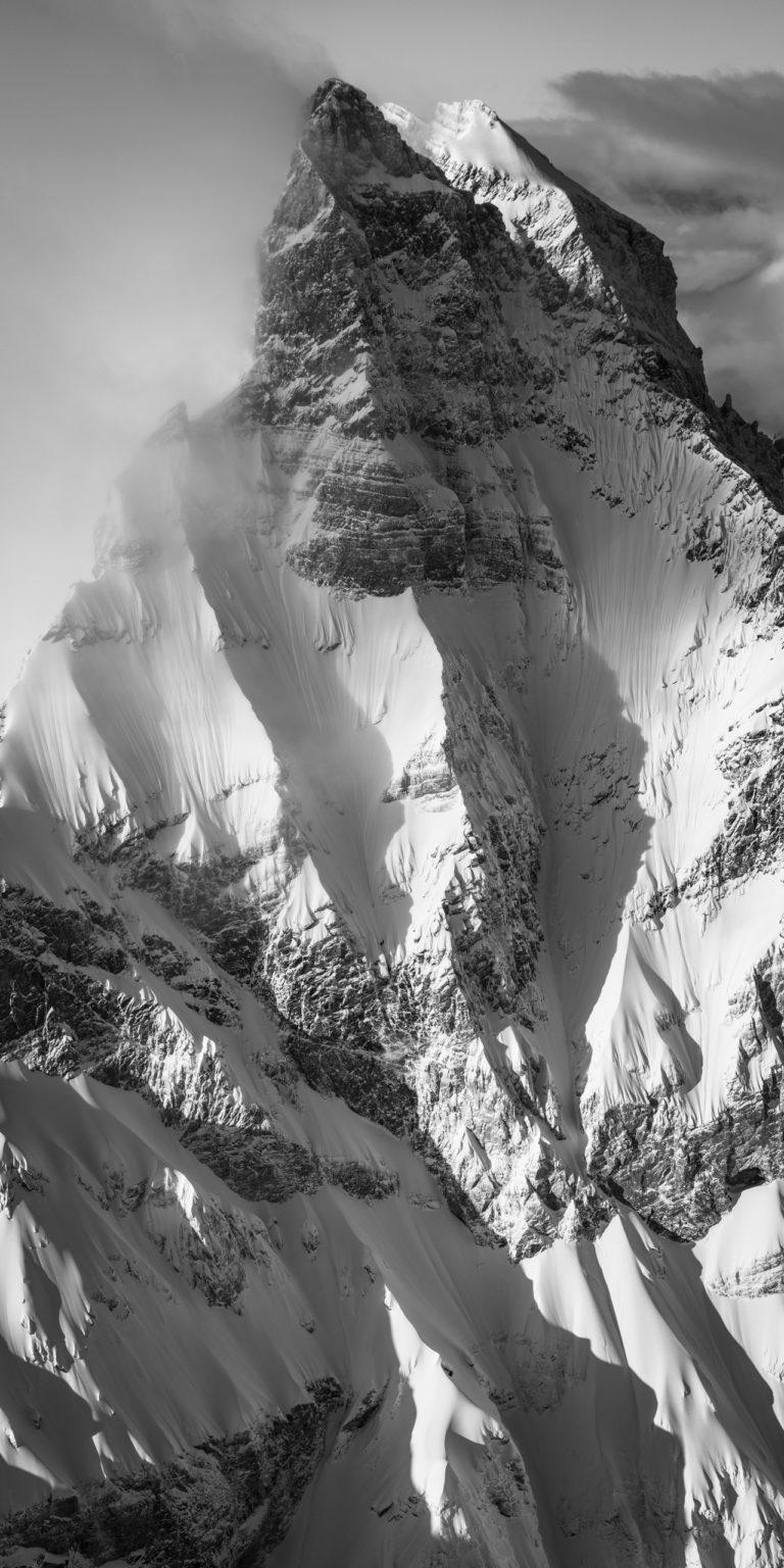 Der Gipfel des Ostens Dents du midi - schwarz-weißes Bergkunstfoto