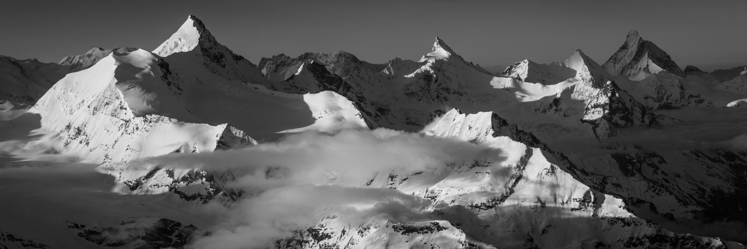 Image montagne Valais suisse - Photo de montagne en noir et blanc Alpes - tableau panorama montagne - photo montagne coucher de soleil