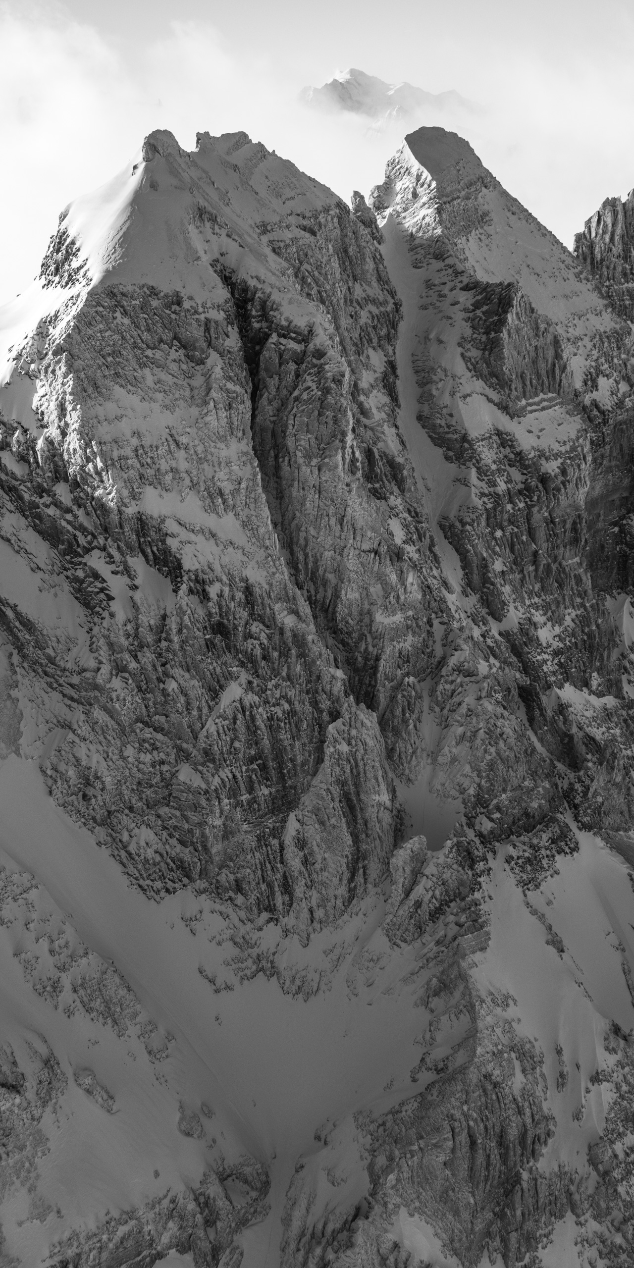 Photo haute montagne et sommets des Alpes - La Forteresse - La Cathédrale - Mont Blanc dans la brune et nuages