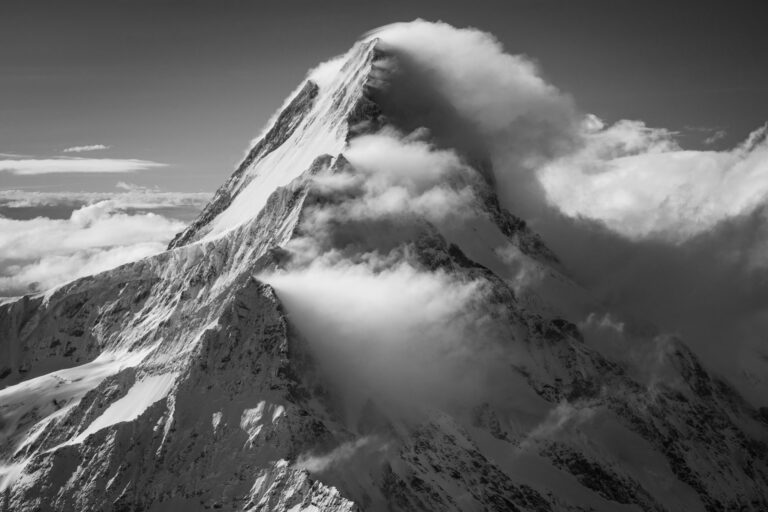 Photo de paysage de montagne noir et blanc du Lauteraarhorn et Schreckhorn dans les Alpes du canton de Berne en Suisse