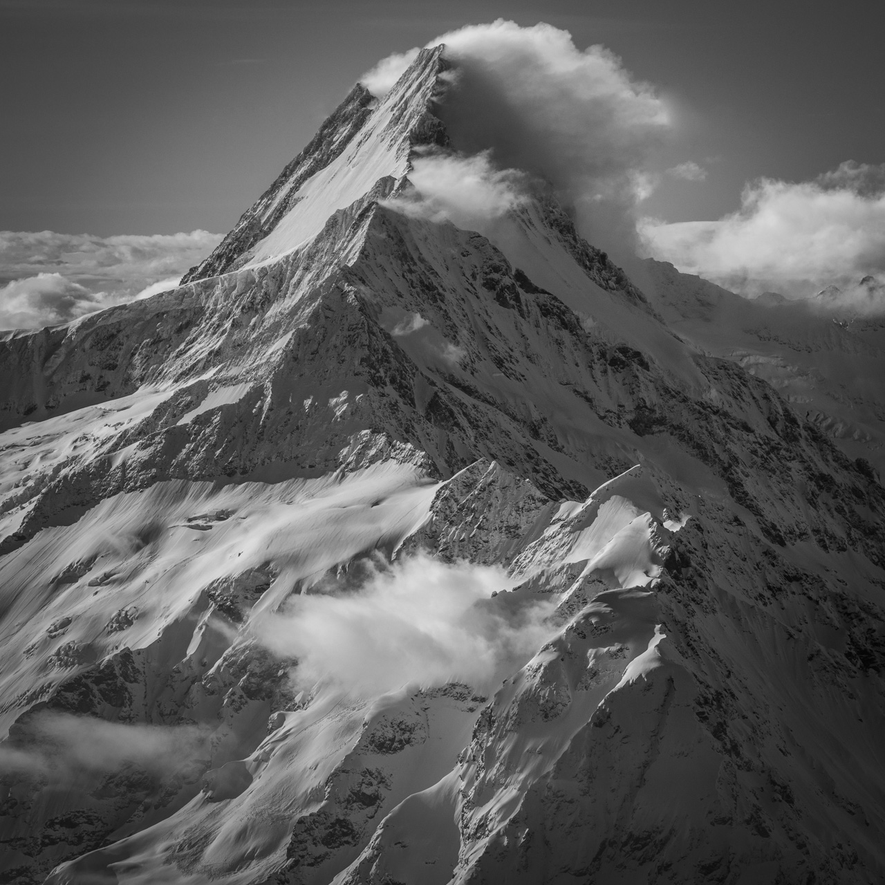 Schreckhorn - Lauteraarhorn - Sommet de montagne noir et blanc - Grindelwald  dans les nuages au soleil après une tempête