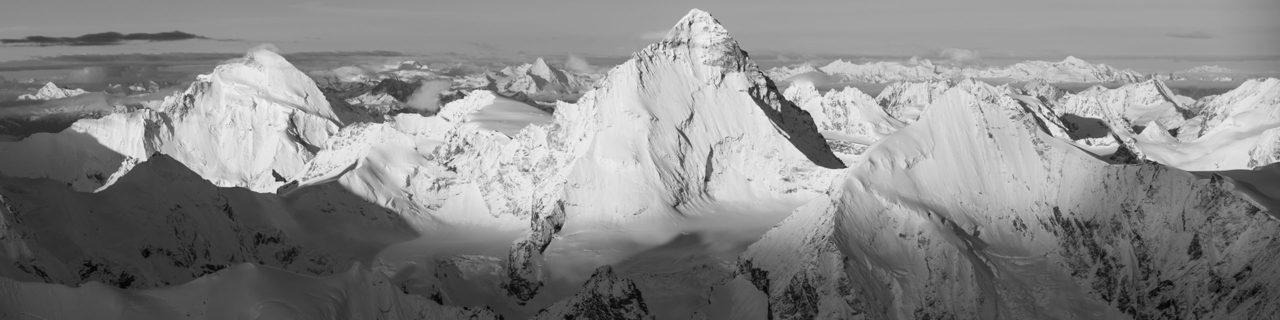 poster montagne panoramique des 4000 du val d'Anniviers en Alpes Valaisannes noir et blanc