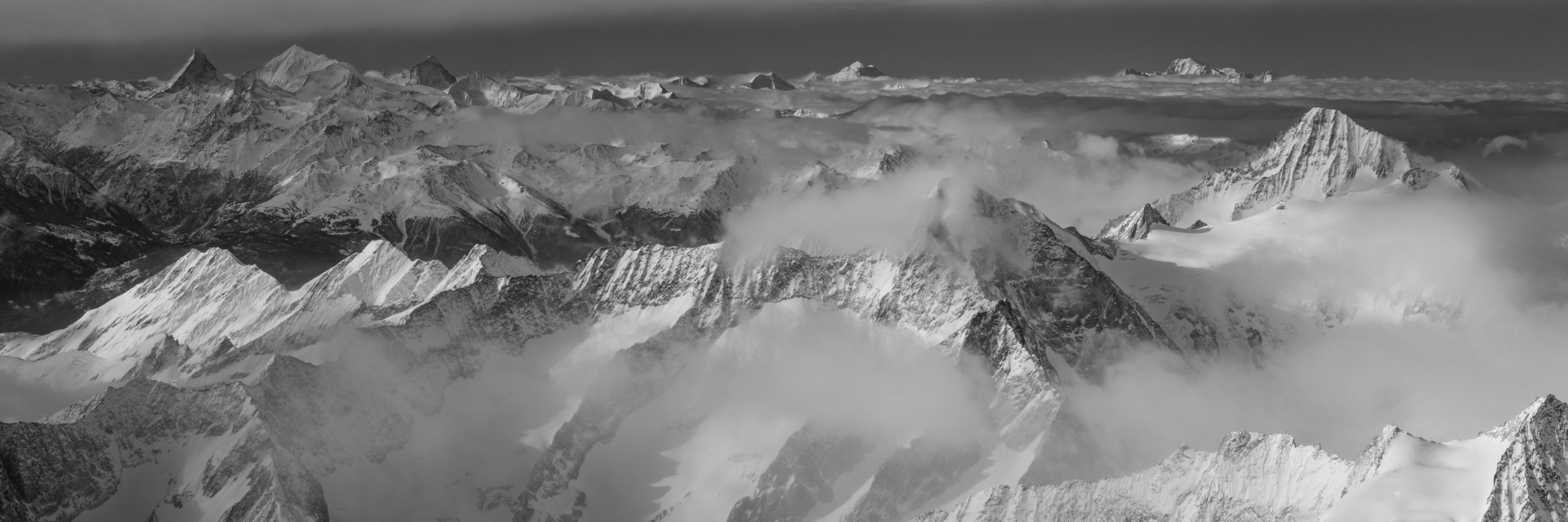 Panorama montagne suisse - Massifs montagneux de sommet des Alpes dans une mer de nuages