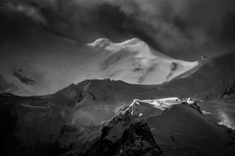 Massif du mont blanc - Les Bosses - photo montagne noir et blanc Arête des Bosses et refuge Vallot sous le sommet du Mont-Blanc dans une ambiance mystique