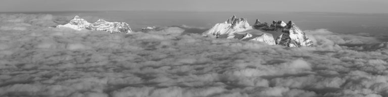 image de montagne : Panorama de montagne - Les Dents du Midi et la Tour Sallière dans une mer de nuages