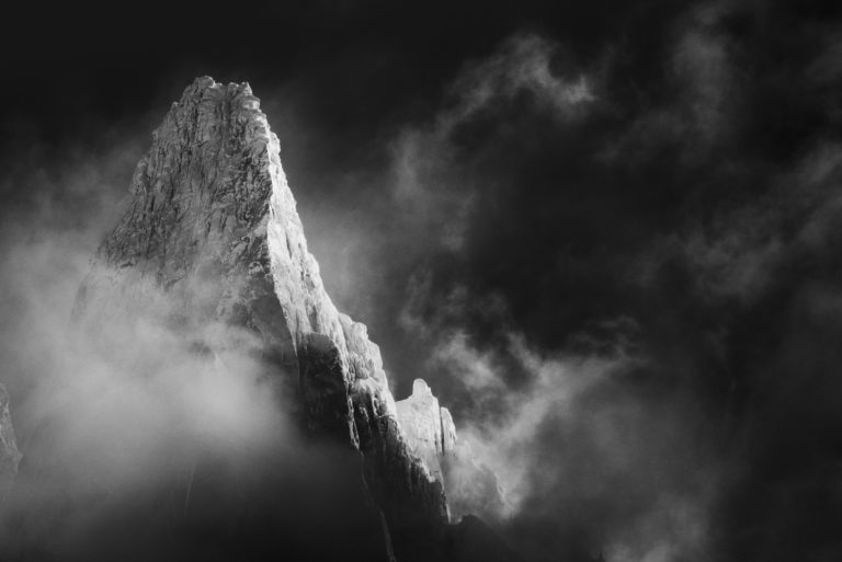 Mont Blanc Chamonix Foto - Schneebild in den Bergen - Schwarz-weißer Berggipfel im Nebel und einem Meer aus Wolken