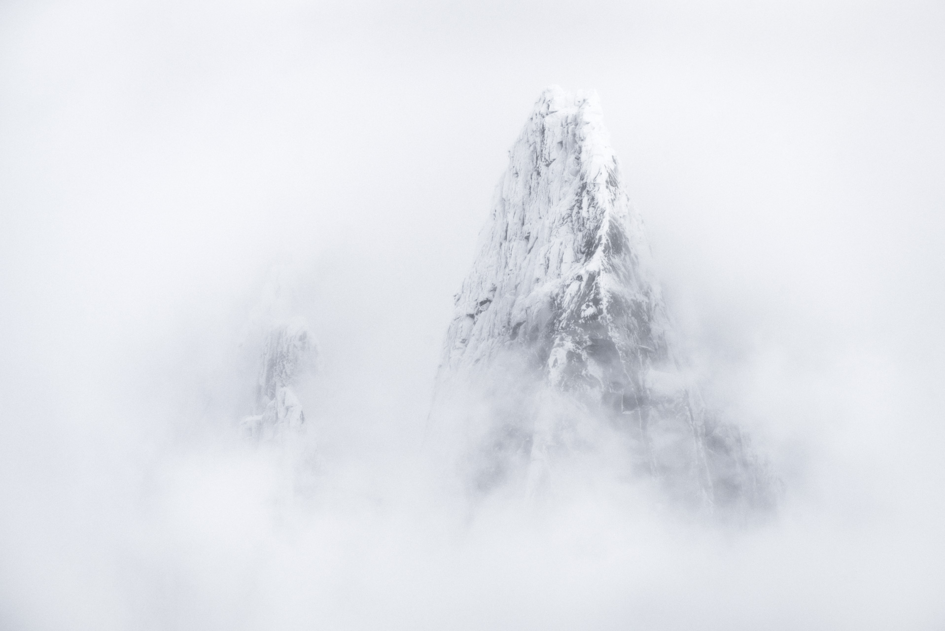 Massif du Mont Blanc Chamonix - Les Drus - Photo noir et blanc du sommet et du pic de montagne des Drux