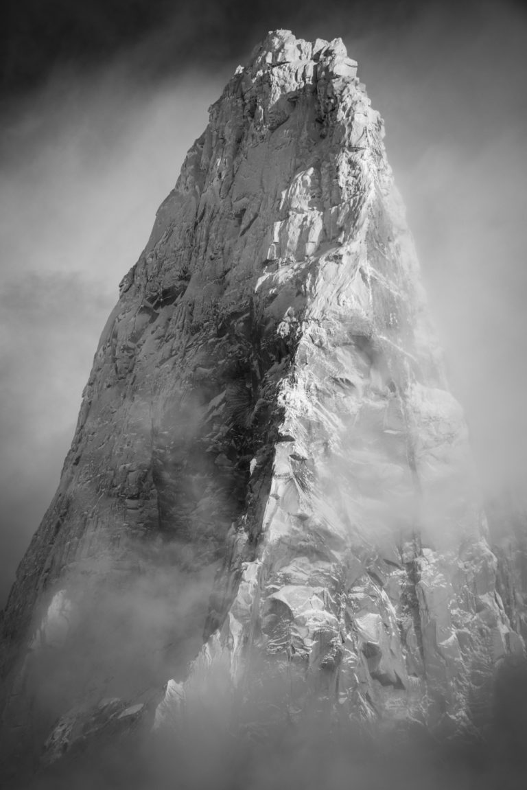 Massifs du Mont blanc - Schwarz-Weiß-Foto von einem Bergmassiv und dem Gipfel Les Drus