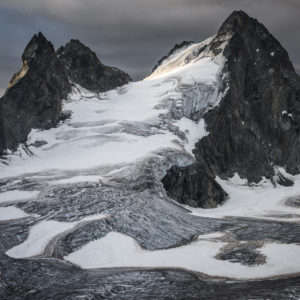 Vue artistique de l'Évêque et de son glacier meurtri par la canicule de 2017 dans le Val d'Hérens, Alpes valaisannes.