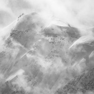 Photographie noir et blanc du Lyskamm entouré de nuages, glaciers suspendus aux nuances argentées, Alpes valaisannes