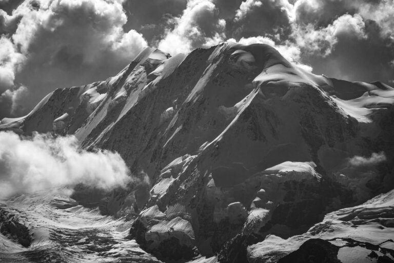 Foto Berglandschaft Zermatt Tal Wallis Schweiz - Lyskamm umgeben von bedrohlichen Wolken, die bereit sind zu explodieren, alpiner Gipfel des Monte Rosa Massivs in einer dramatischen Gewitterstimmung