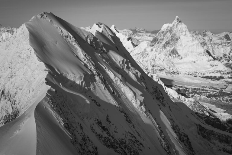 Zermatt Schweiz - Lyskamm - Zermatt-Tal: Berge im Herbst in Schwarz-Weiß