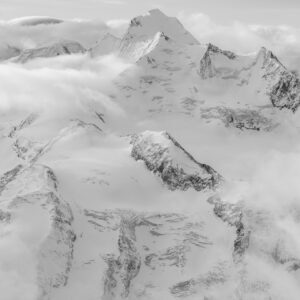 Massif des Mischabels - Photo noir et blanc des montagnes de Saas Fee et Crans Montana dans la vallée de l'Engadine
