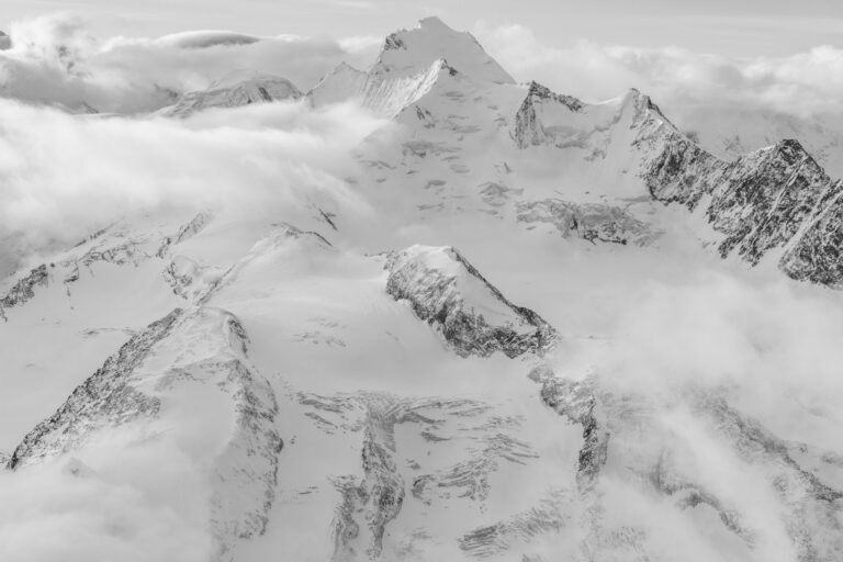 Mischabels-Massiv - Schwarz-Weiß-Foto der Berge von Saas Fee und Crans Montana im Engadin-Tal