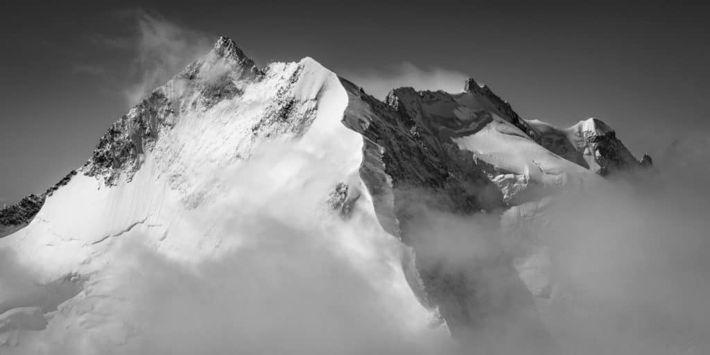 Image panoramique piz bernina - photo biancograt - Engadine Alpes Suisses - panorama noir et blanc montagne st-moritz