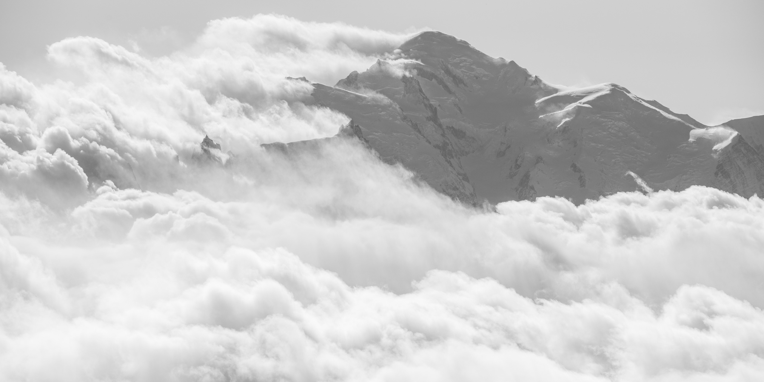 Massif du Mont-Blanc noir et blanc - Panorama de montagne noir et blanc -