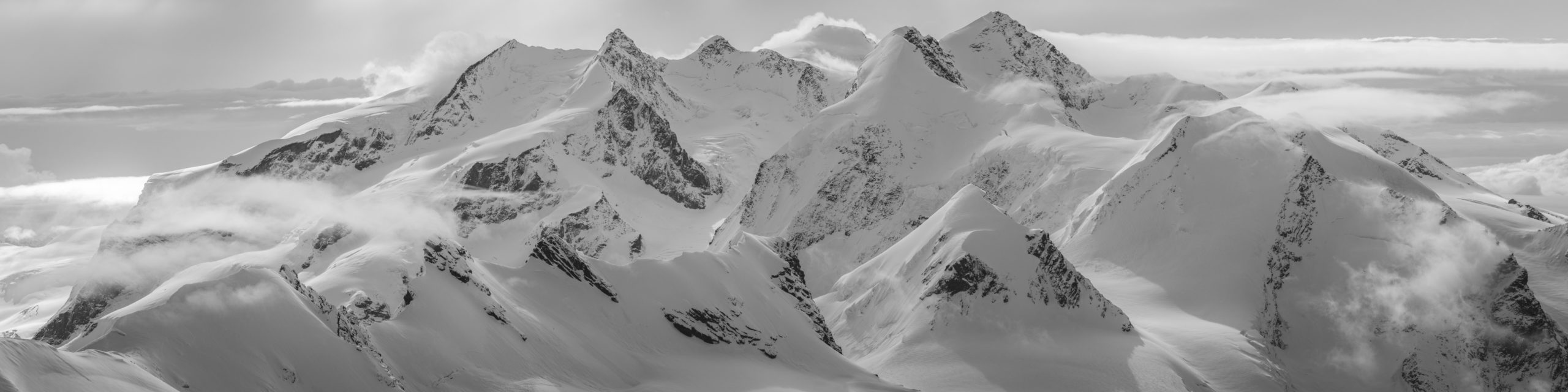 Mont Rose - photo paysage de montagne du Monte Rosa en noir et blanc