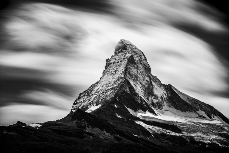 Schönes Bergfoto in Schwarz-Weiß - Bild des MatterHorns The Matterhorn in einem Regen aus wirbelnden Wolken