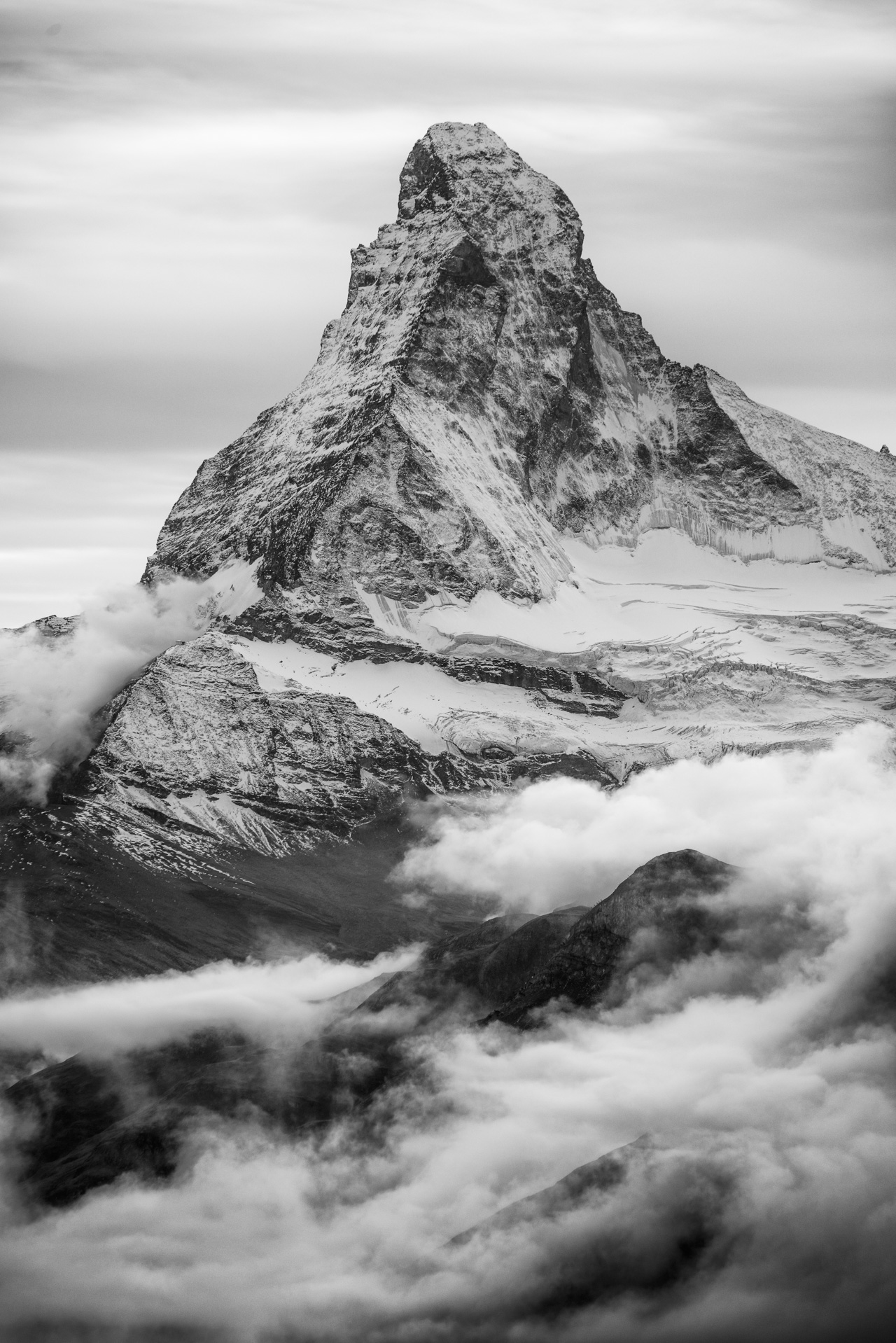 Photo de la Mer de nuage sur le sommet du Matterhorn à Zermatt dans les Alpes Valaisannes en Suisse