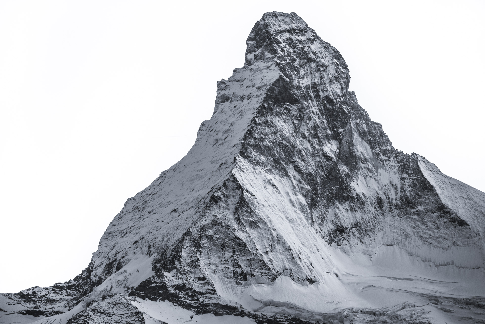 Photo de montagne du sommet de l'arête Suisse du Hornli après une tempête de neige