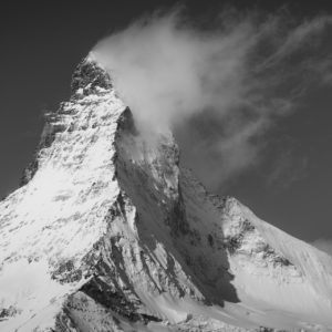 Matterhorn - Panorama d'un sommet de montagne sous la neige qui fume dans une mer de nuage
