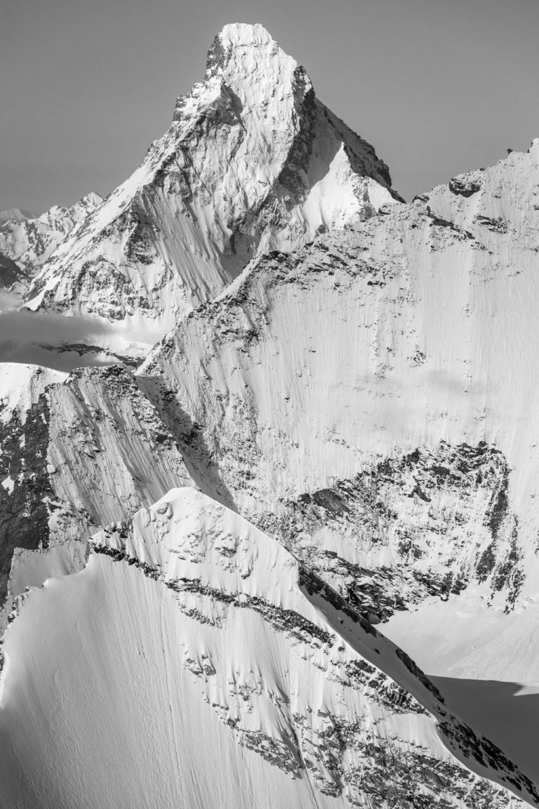 Monte Rosa - Bild der Berglandschaft des schneebedeckten Bergmassivs des Monte Rosa in Schwarz-Weiß