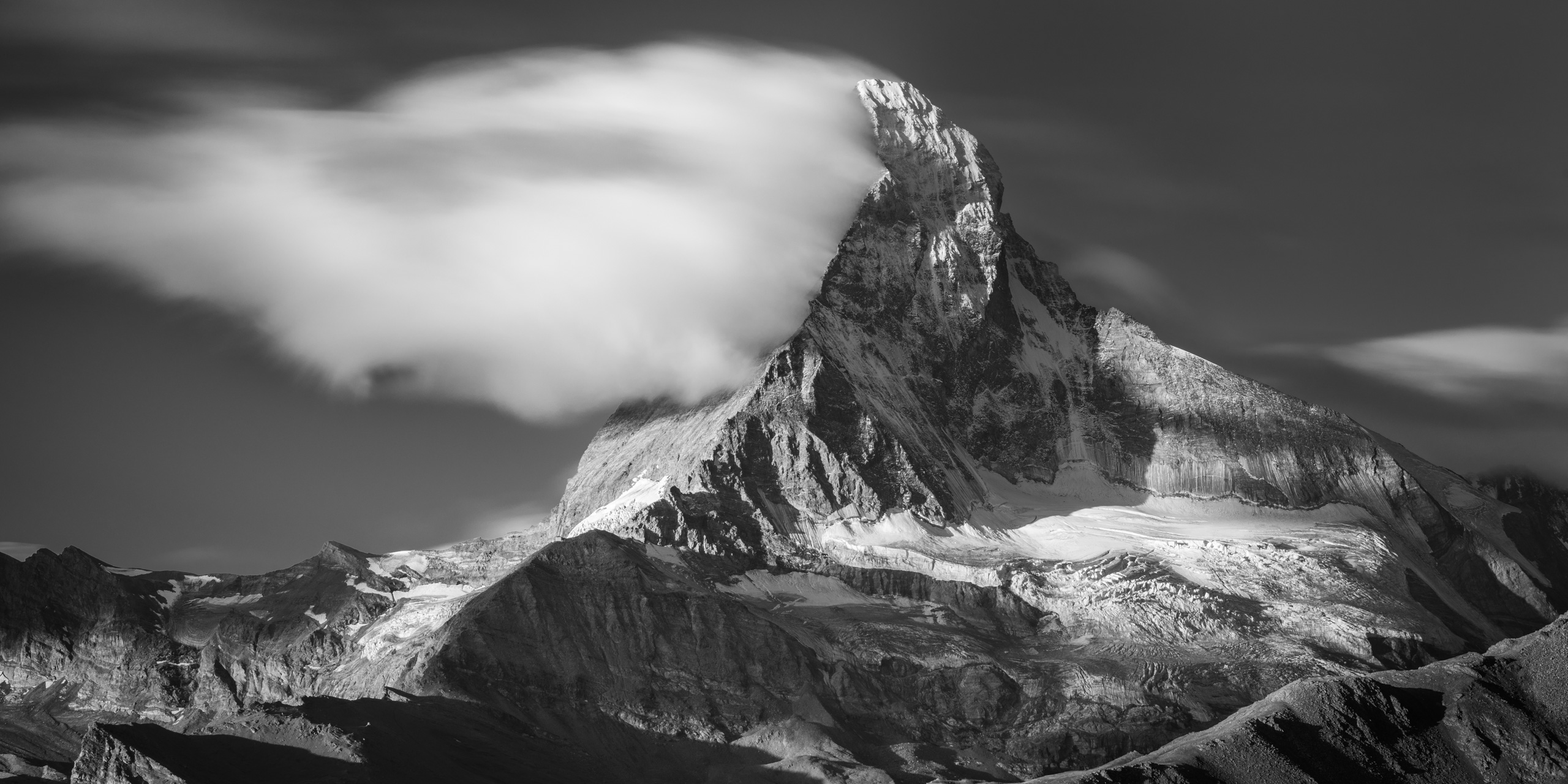 Zermatt Matterhorn- Vue panoramique noir et blanc des Alpes du Canton du Valais Suisse
