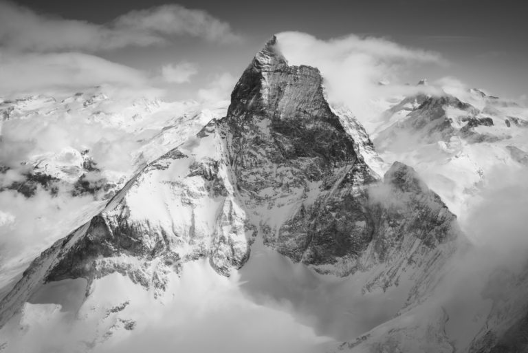 Matterhorn Mont Cervin noir et blanc - Sommet des Alpes Valaisannes suisses - Arête ouest dans les nuages