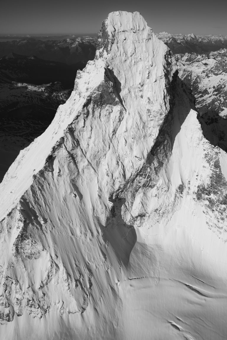 Mont Cervin Matterhorn - Image noir et blanc des Alpes après une tempete en montagne