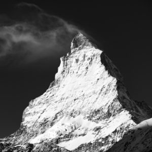 Matterhorn Schwarz-Weiß-Foto von Schwarzsee aus gesehen, Wolken über dem Matterhorn, Walliser Alpen