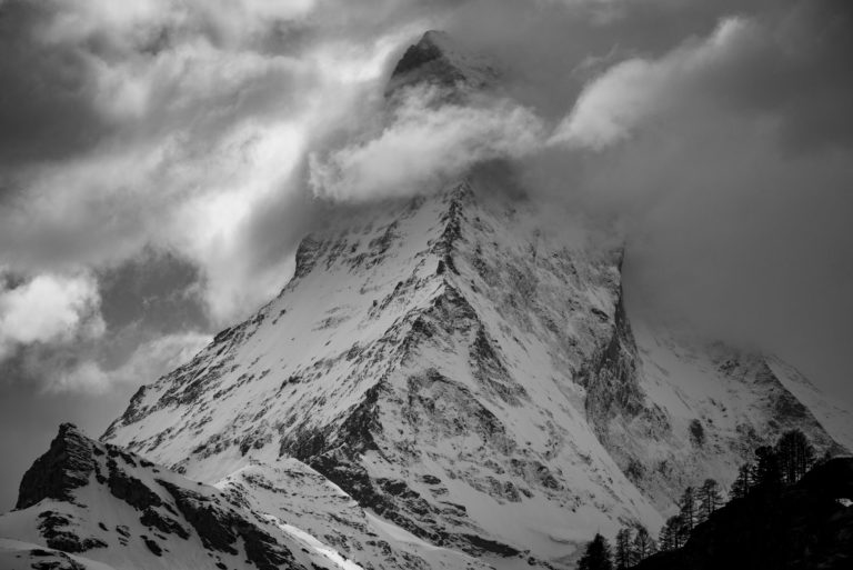 Image du Cervin entouré d'épais nuages - Matterhorn depuis Zermatt