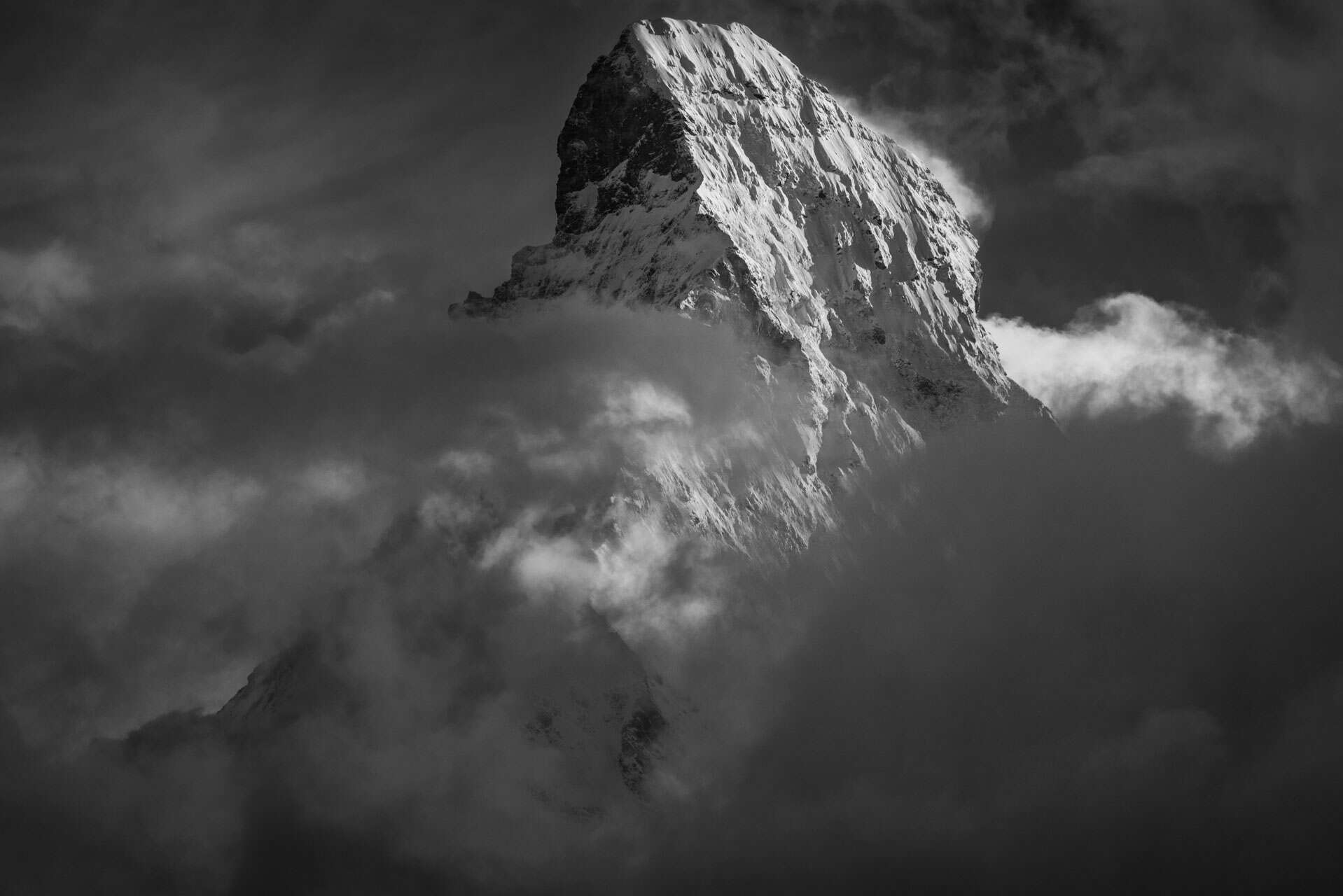 Image de neige en montagne sur les montagnes rocheuses enneigées du mont Cervin depuis le Matterhorn en coucher de soleil