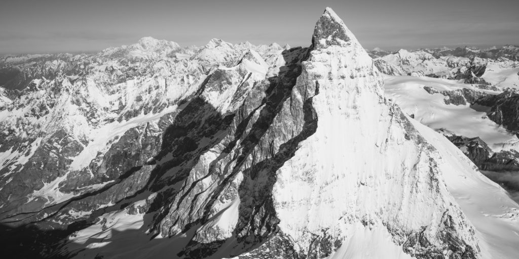 Mont Cervin Alpes Suisses - vue panoramique d'un montagne en noir et blanc
