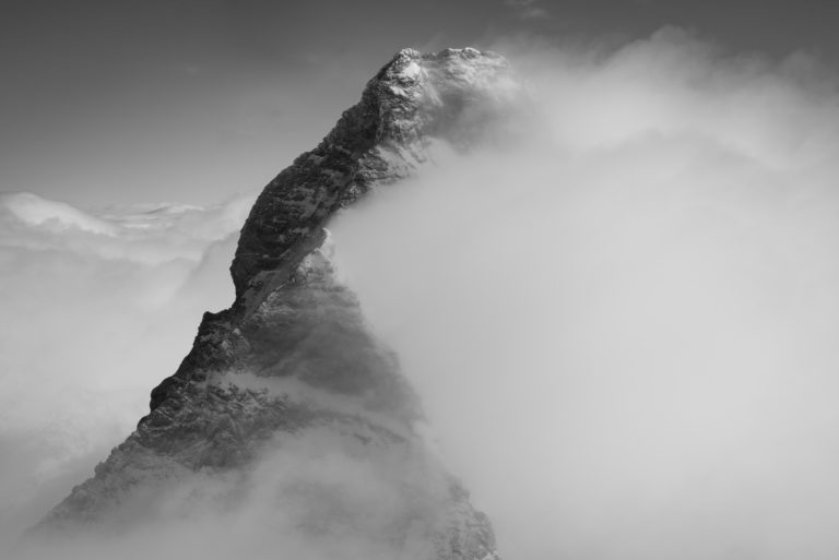 The Matterhorn in einem Meer aus schwarz-weißen Wolken- Matterhorn Pic Thyndall am Matterhorn und auf dem Gipfel des Löwengrats, italienische Route